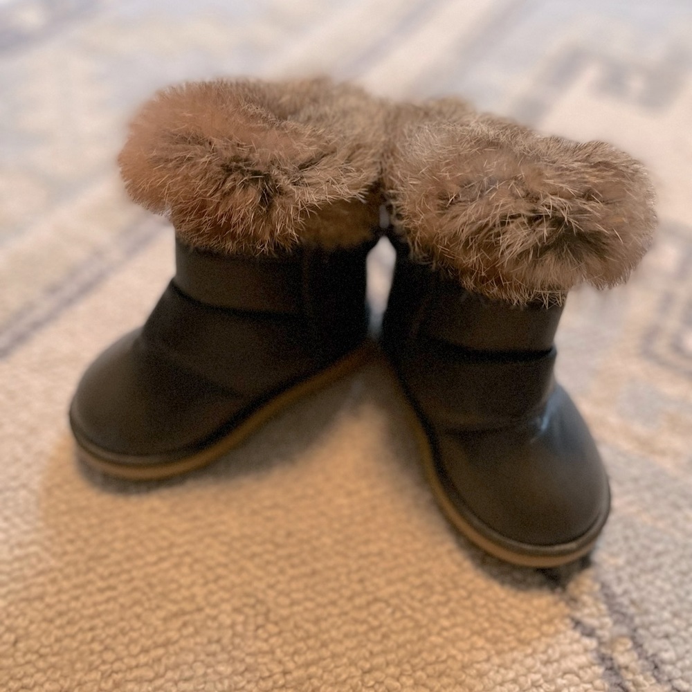 Shearling lined waterproof toddler winter boots.